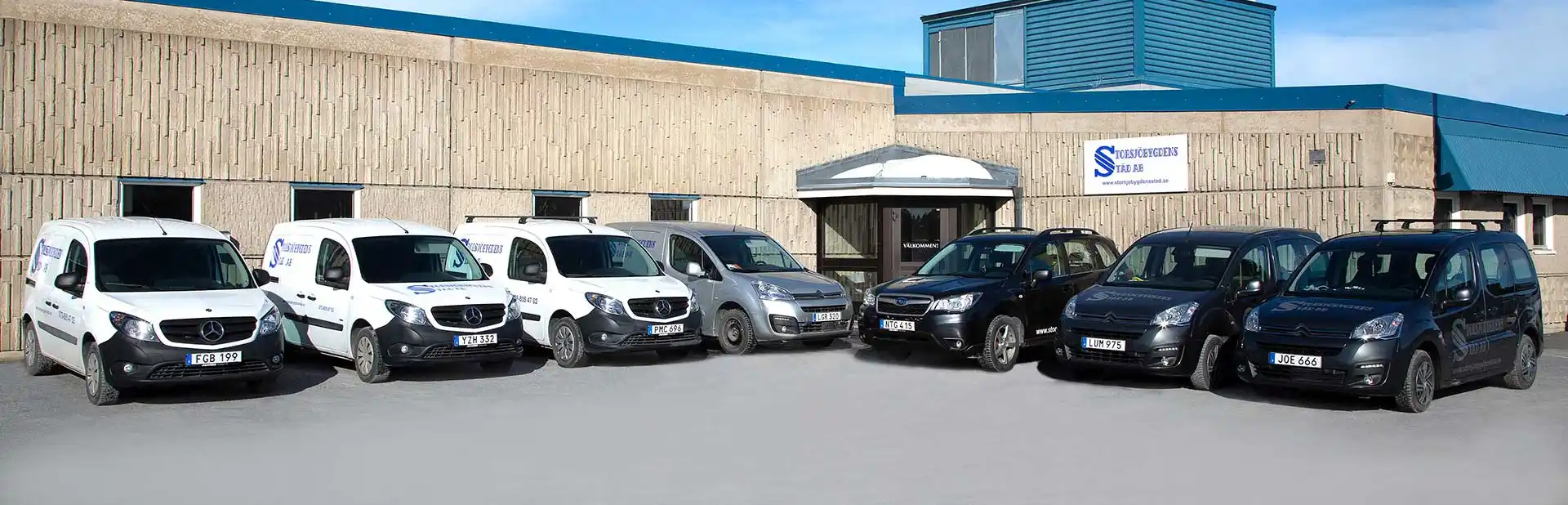 Storsjöbygdens Städs fordon framför verksamhetslokalen